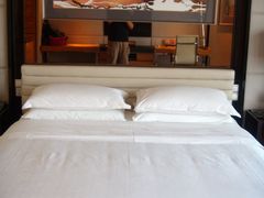 床，枕頭一高一低，很貼心-中山喜来登酒店