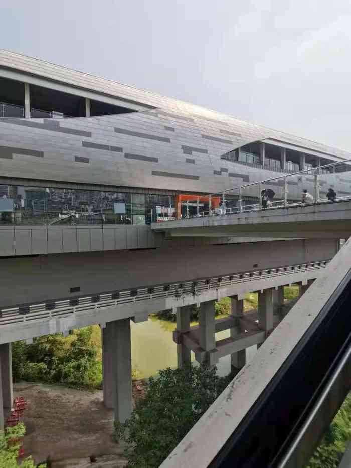 刘家坪(地铁站)-"这个站的人非常多,站台上下两层,下面还有.