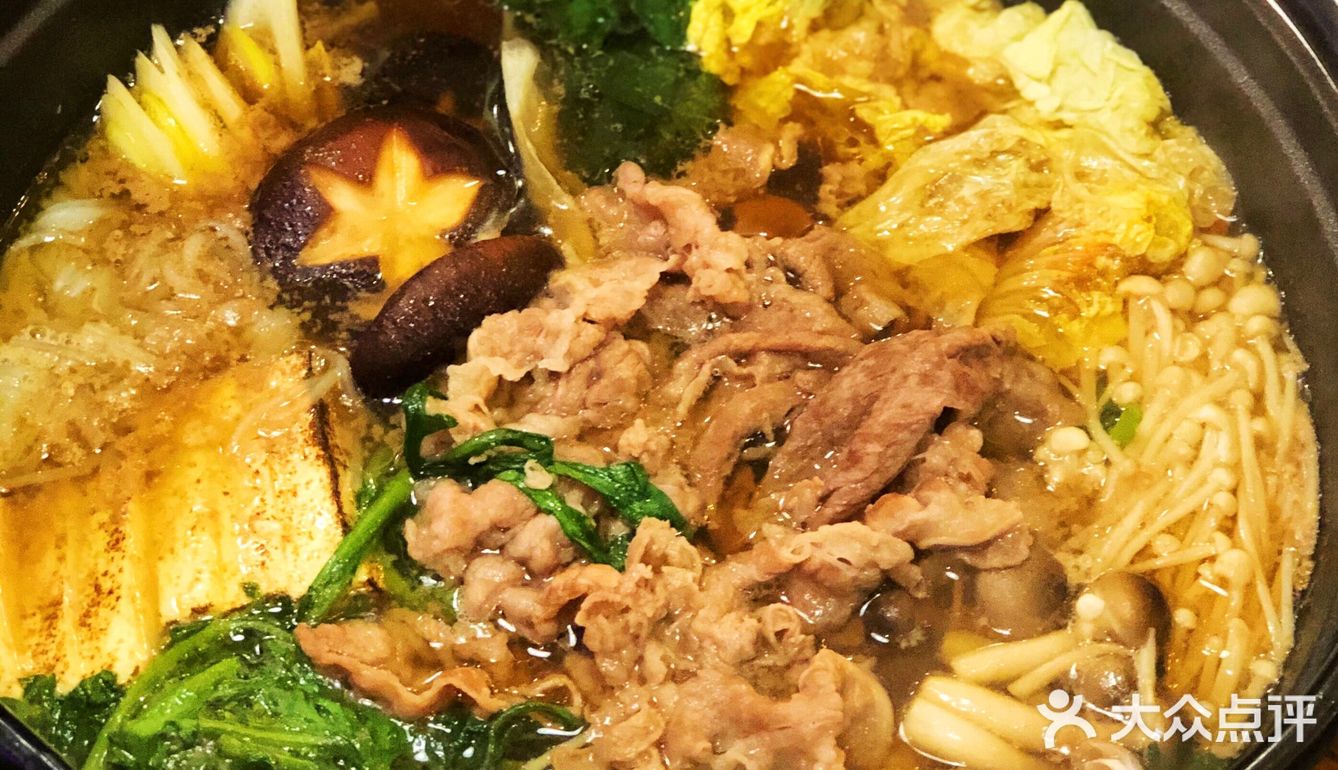 店内布置错落有致，前台很有酒吧的氛围