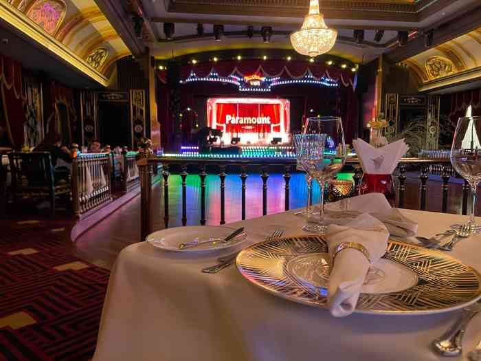 夜上海百乐门的舞厅是个很高逼格的场所老底子来到这里把酒言欢劲歌