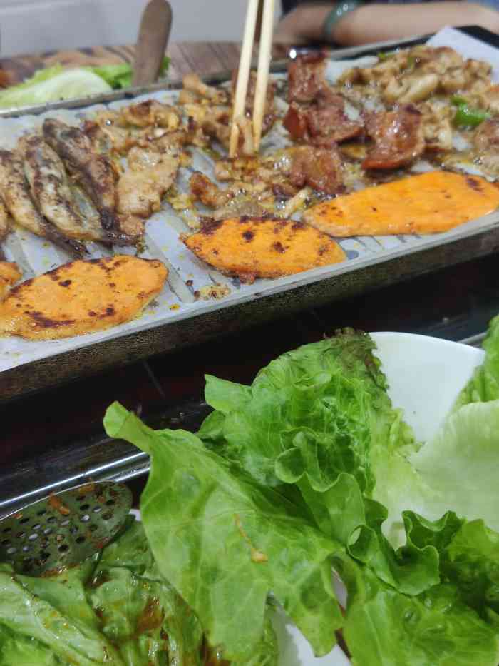 东北苗哥烤肉(集美店)-"一家看似简单的烤肉店,据说分店很多家,第.