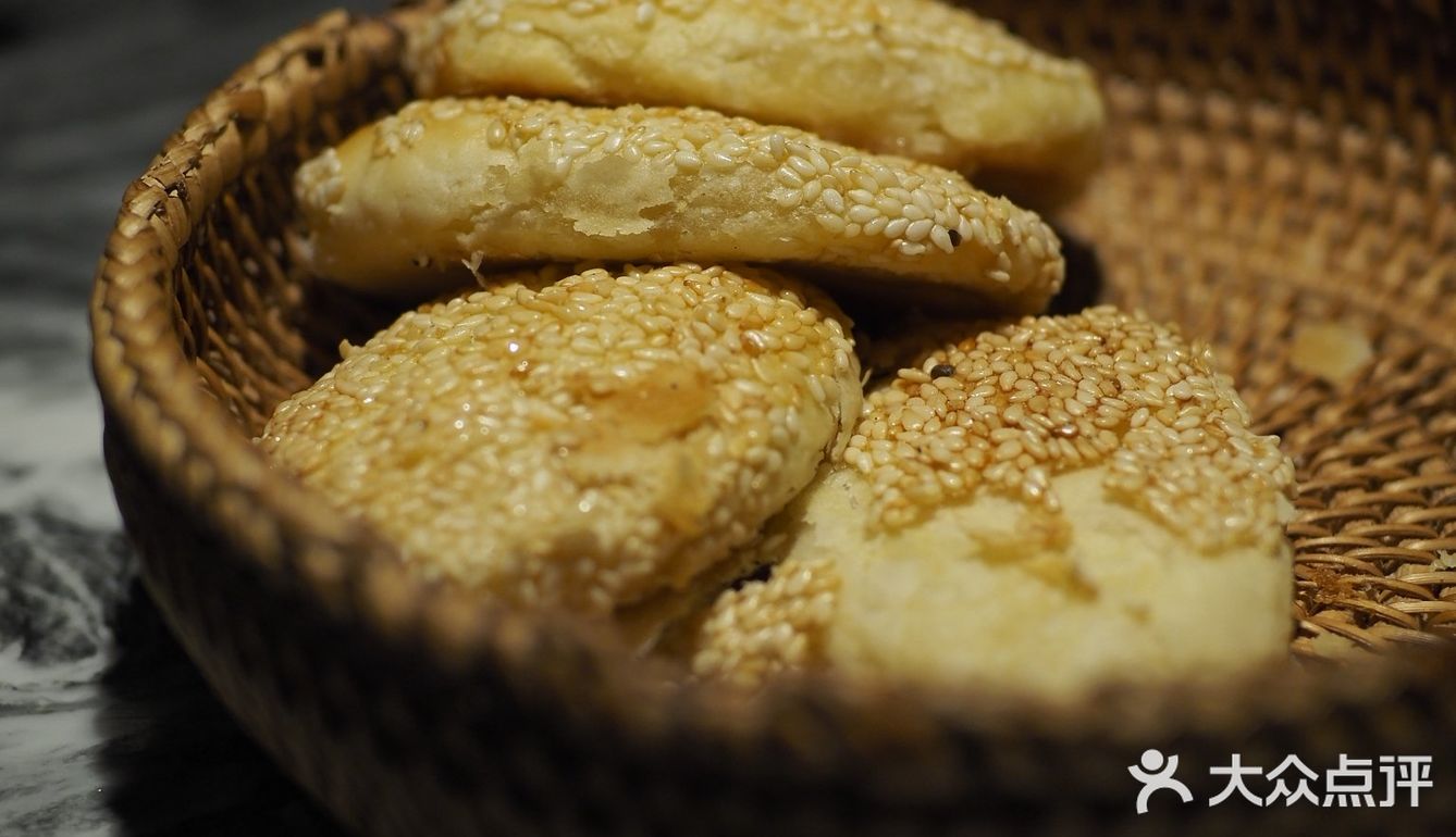 一边吃饭一边欣赏舞蹈，不香吗[胜利]