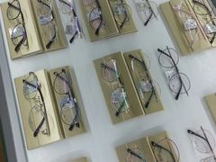 -翰佐蔡司小乐圆·依视路星趣控·暴龙眼镜折扣店