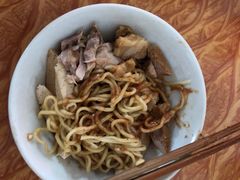 -松树干拌面店