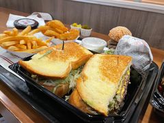 -The Habit Burger Grill 哈比特汉堡(世博店)