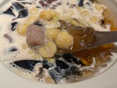 娟姗奶大满贯-RUXU入续鸳鸯糖水铺(万菱汇店)