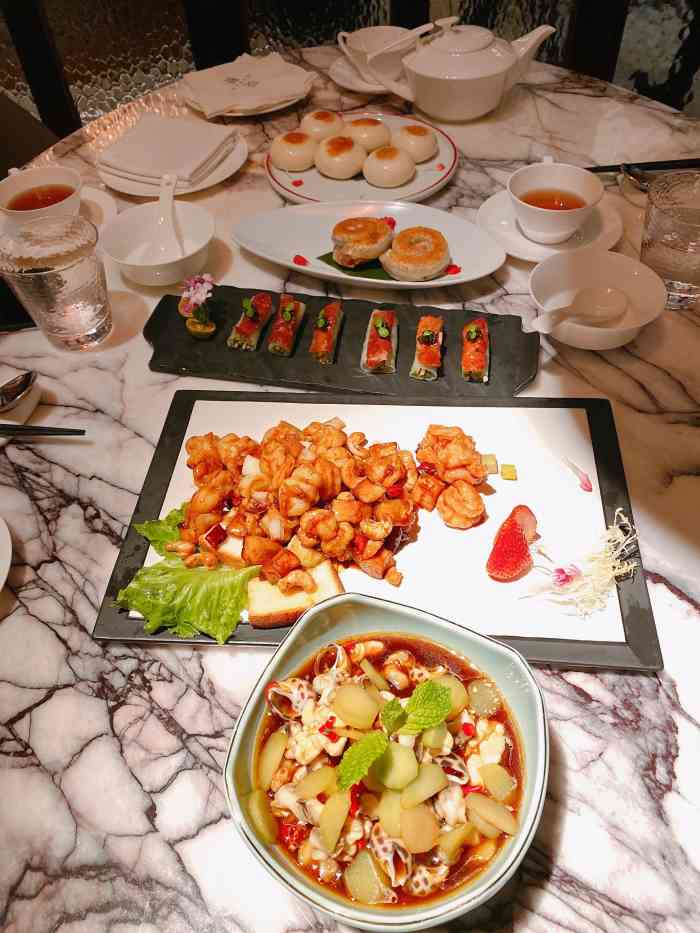 花醉法式川菜音乐餐厅-"晚上到的晚,所以楼下的位置没了,就在考虑.