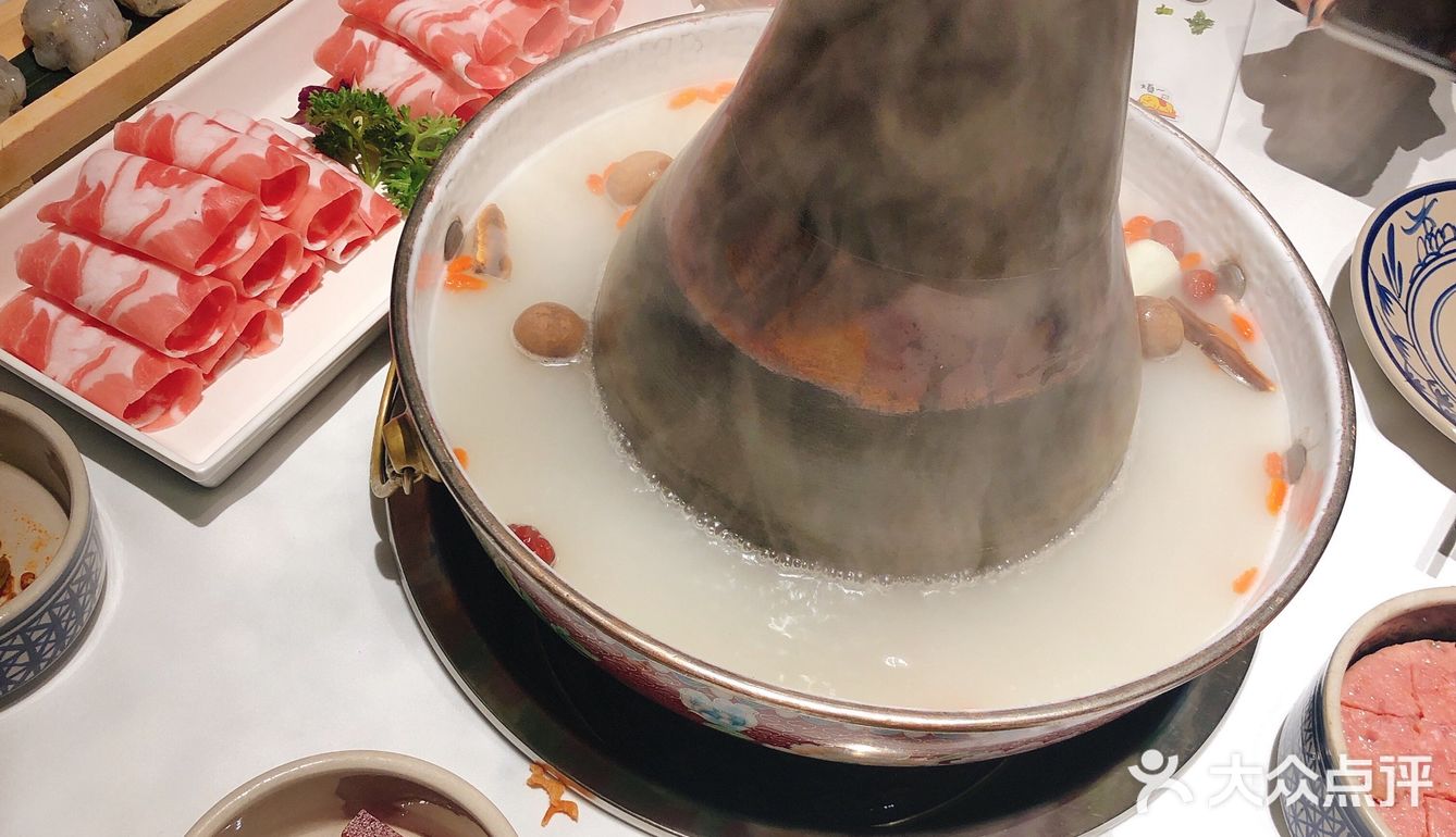 会有服务生站在每个隔间的中间 有需要随时叫