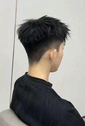-一家只做男发烫染的店