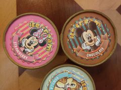 -小镇影院迪士尼小熊Duffy与他的朋友合影地