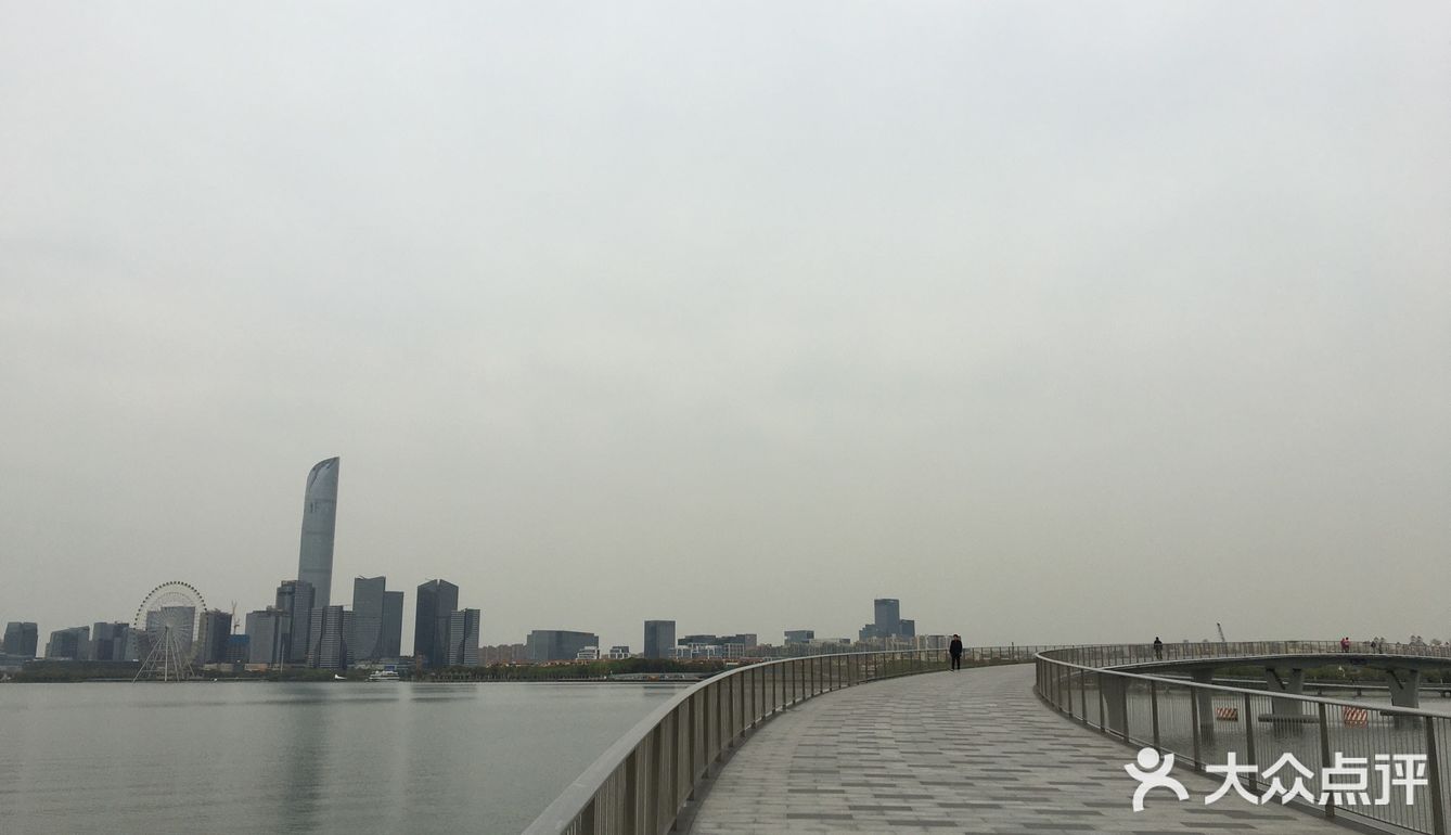 第一次到这个岛上来，被深深地震撼了！因为都是豪华别墅啊！