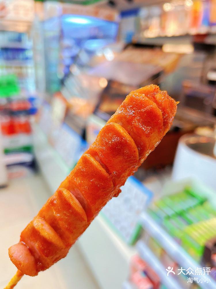 全家便利店🏪挂酱开花肠🌭 酱汁浓郁 香辣过瘾🌶️