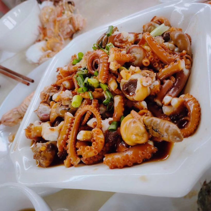 红烧的望潮外观浓油赤酱,入口满嘴鲜香四溢,肥嫩弹牙脆香无比