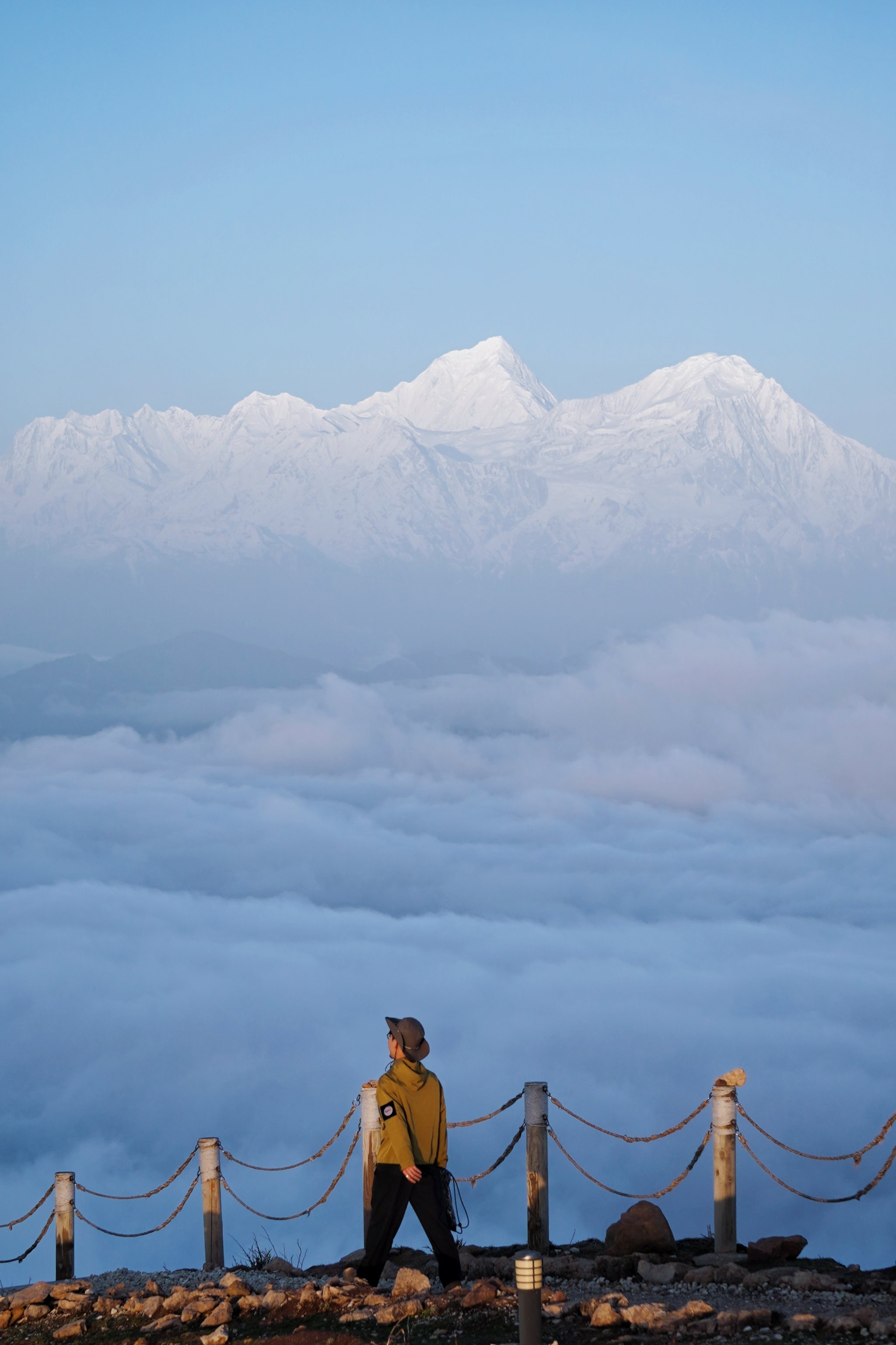 泥巴山两重天风景图片图片