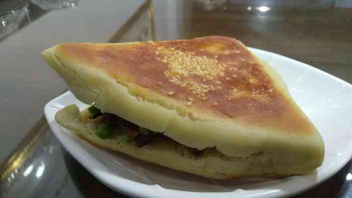 潞城王建国甩饼景里店-"确实是,顾客少是有原因的.餐巾纸一块钱.