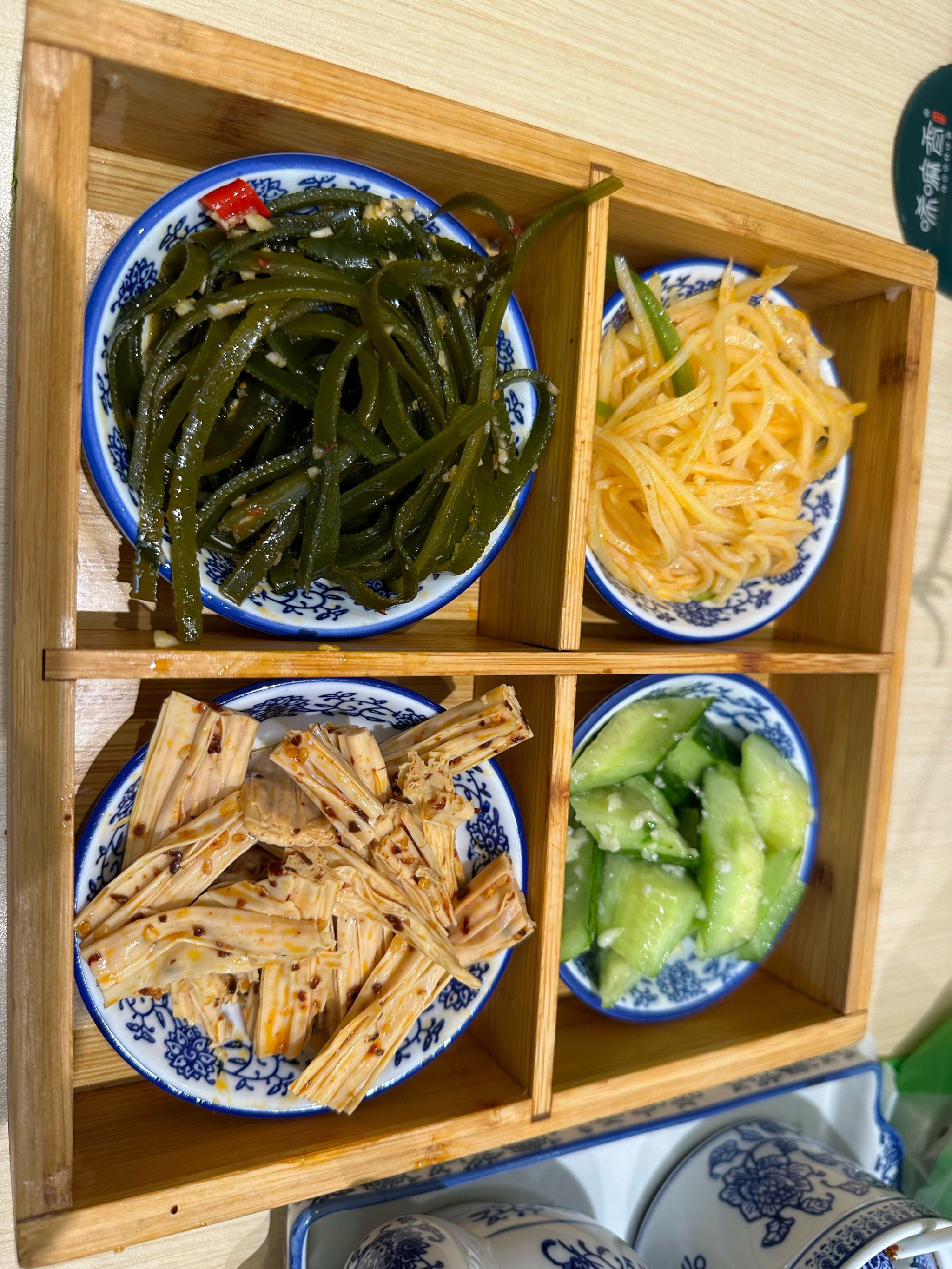 牛肉面超级诱人,分量足,凉菜很开胃