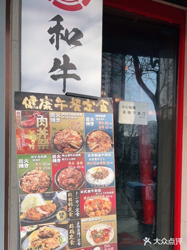 拉开这扇一人宽的门,我惊了👀 氛围感满分的楼梯