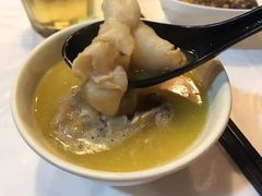 浓厚原只鸡煲花胶汤-鲜入围煮花胶鸡海鲜火锅