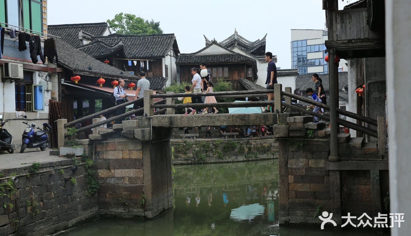 4块钱一块，用料很足，大家排队购买