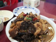 炖鸡-北京龙庆四季香农家饭庄·灶台鱼·碳烤虹鳟鱼(龙庆峡店)