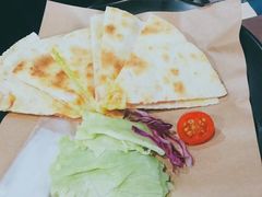牛油果鸡肉芝士饼-遇见西木美式餐厅(体育路店)