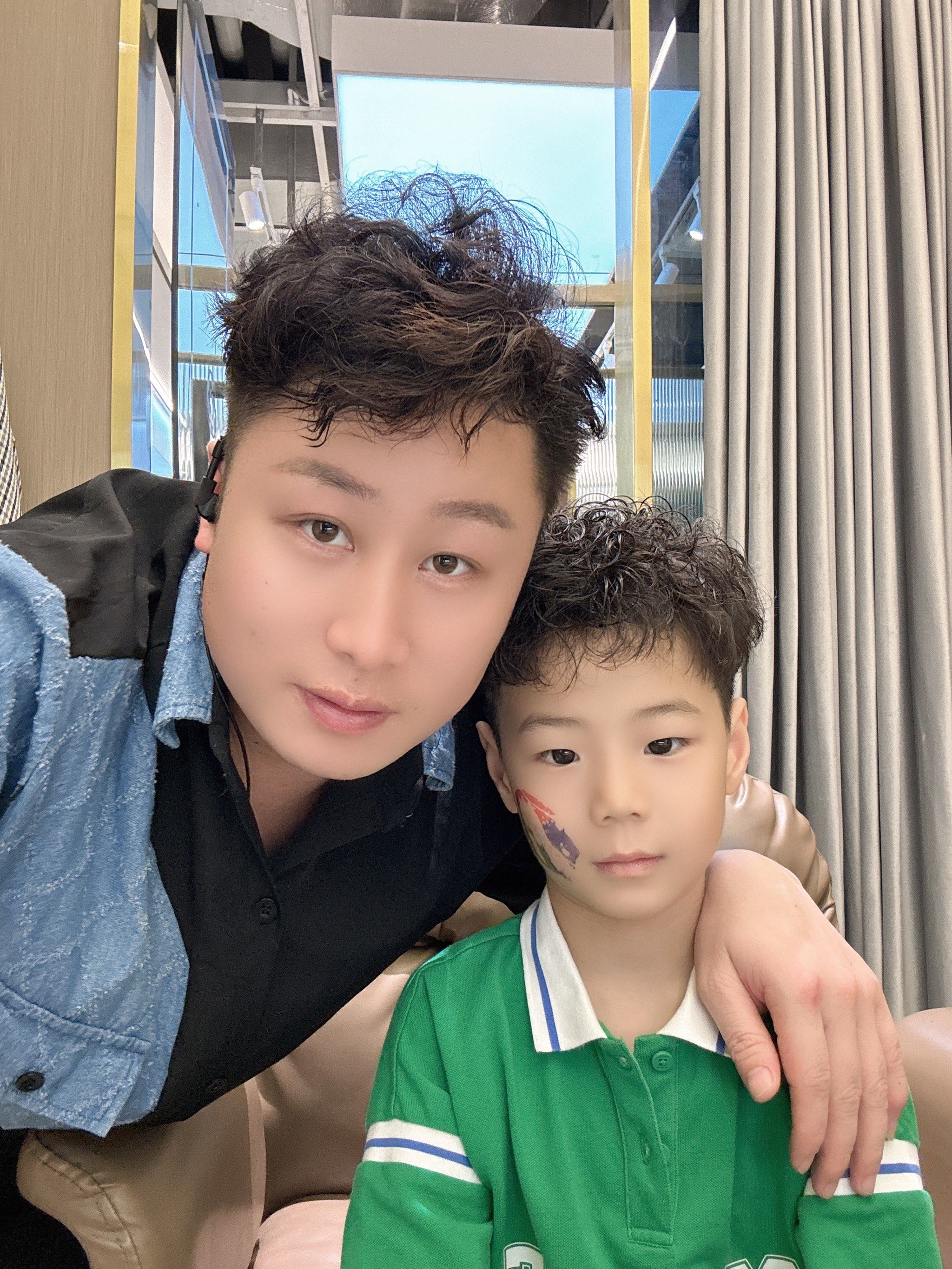小男孩烫羊毛卷发型近年来非常流行这种发