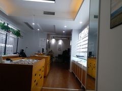 -视野联行眼镜•蔡司•依视路(温江店)