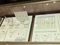 -六福珠寶(百联南方购物中心店)