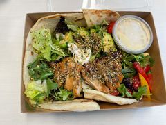 照烧鸡肉配牛油果拉法沙拉-HELLO 27 意面·沙拉·帕尼尼