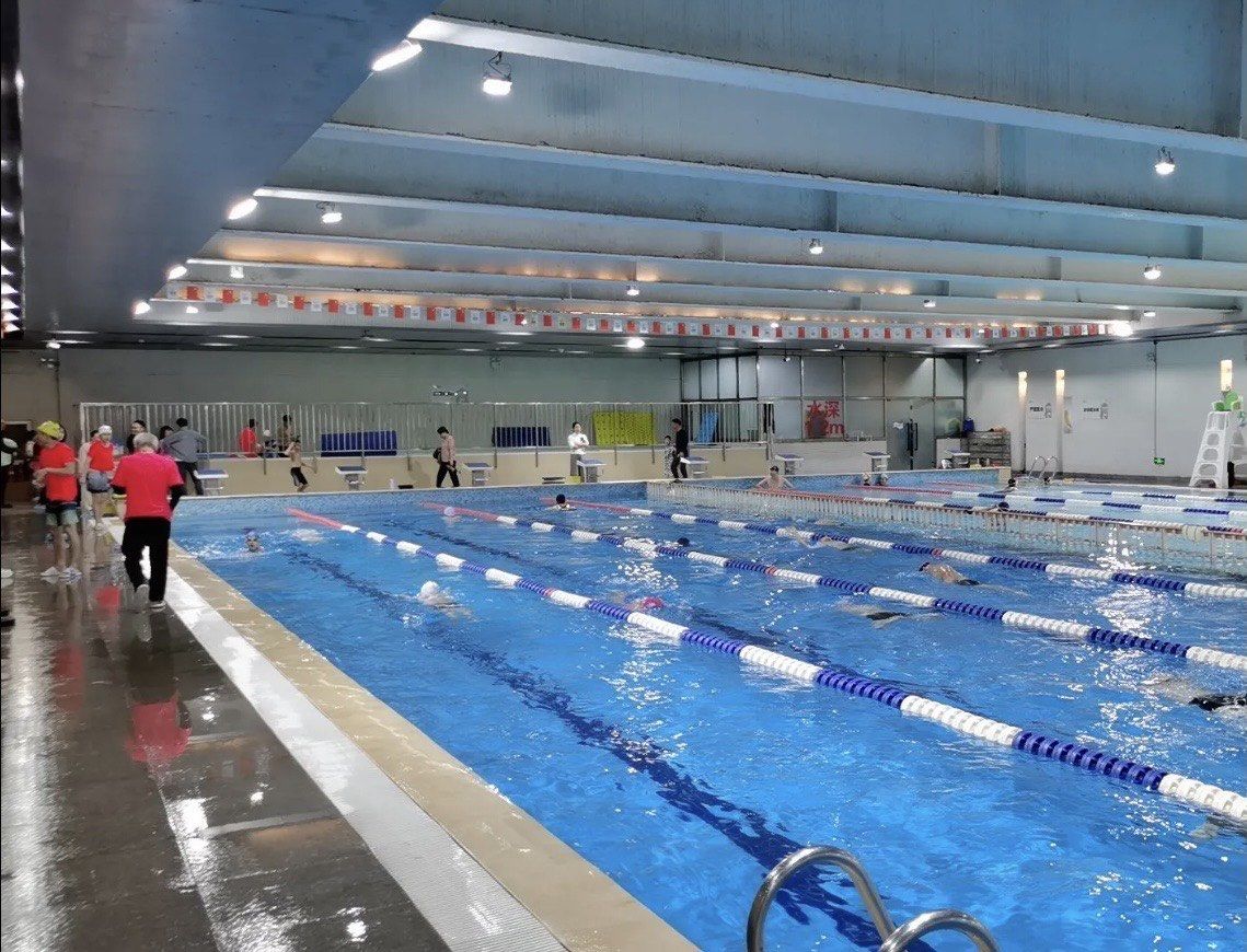 这个游泳馆环境好,水温适宜,泳道标准50米
