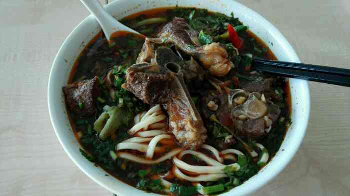 打分 竟然发现了公司食堂 最近羊蝎子面再出江湖,味道可以.