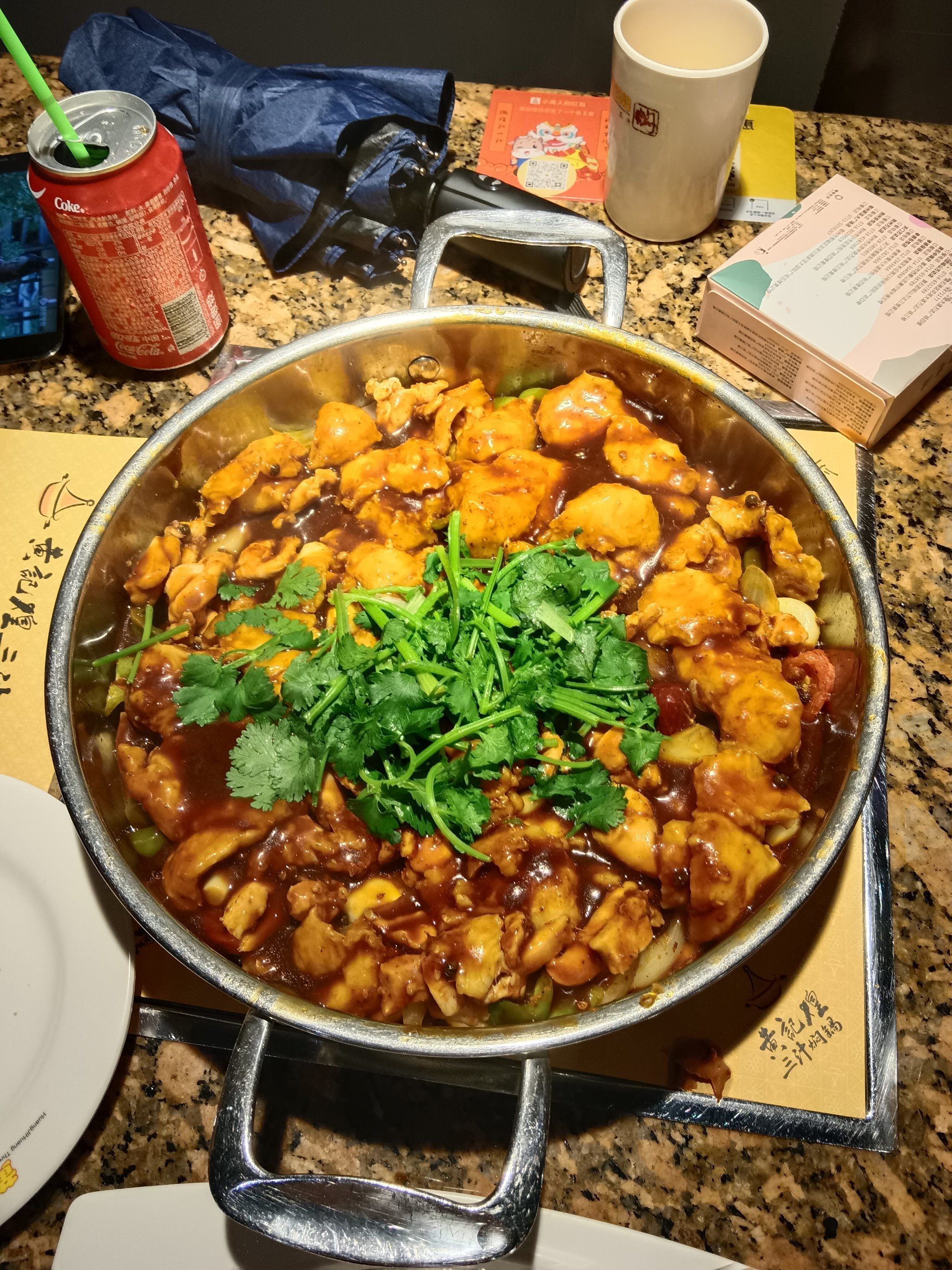 三汁焖锅味道鲜美营养健康,色泽红黄绿褐香