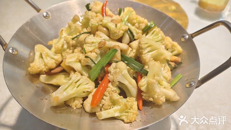 今天和朋友一起来这家餐厅吃饭，氛围特别舒服