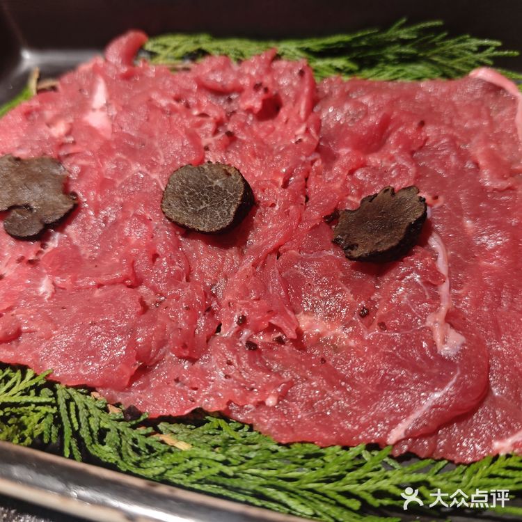 牛肝菌、鸡枞菌等当季拼盘脆嫩多汁