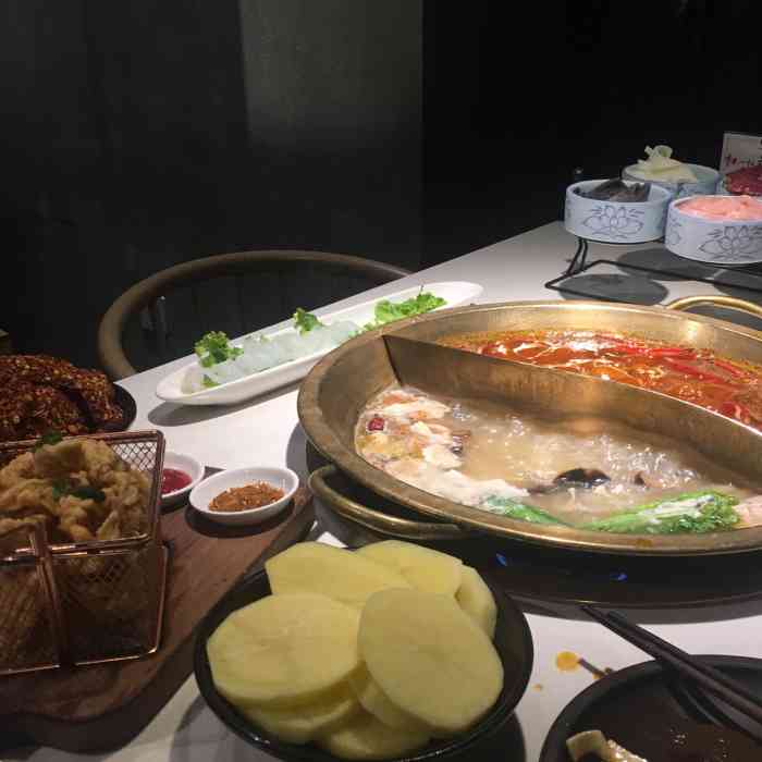 打分 隔壁全聚德排队叫号 显得这家店十分冷清 而且双休日晚饭饭点 店