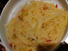 酸辣土豆丝-龙巢盱眙龙虾·牛蛙·烧烤宵夜(八卦岭店)