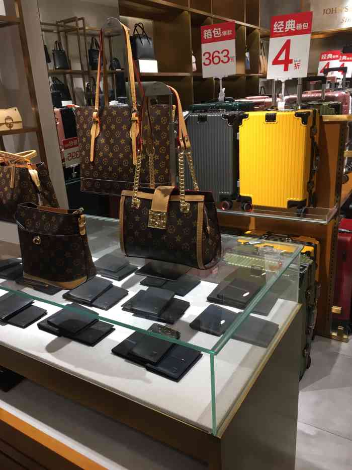 庄记百货(西安广场店)-"庄记包包是个老品牌商家,里面的款式样品很.