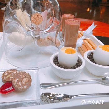 上海W酒店的下午茶做的还算比较精致,重点是环境还不错
