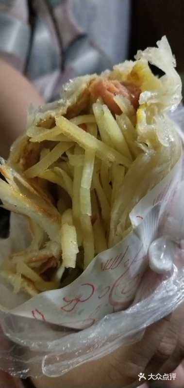 走在夜晚静谧的小巷里，突然飘出一股手抓饼的香气