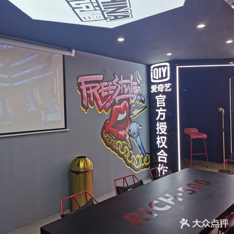 里面水果也很多，百香果，菠萝，西瓜，橙子，哈密瓜…