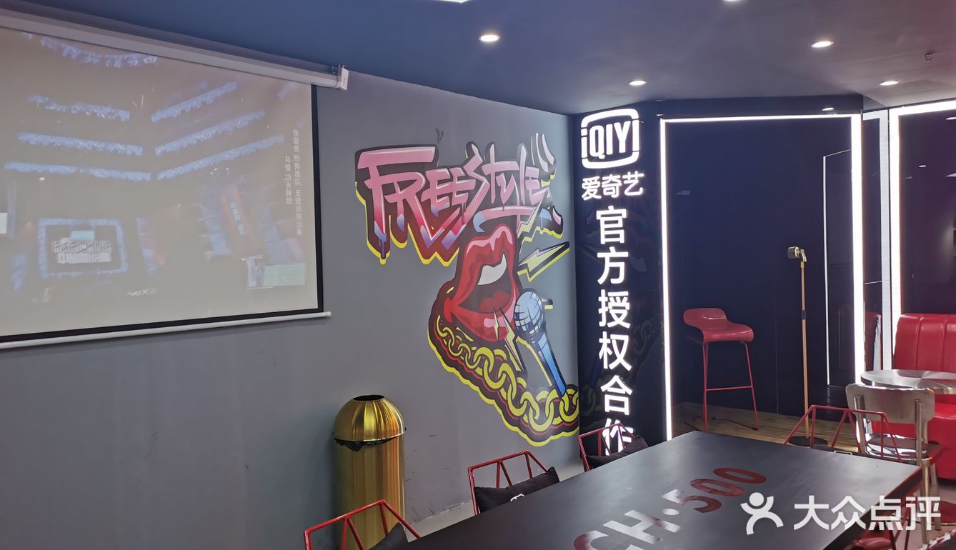 里面水果也很多，百香果，菠萝，西瓜，橙子，哈密瓜…