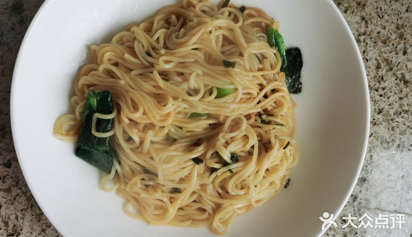 再跟面拌在一起，整体吃起来呢面就会有一股葱油的味道