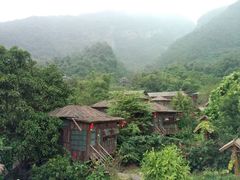 32山下的木屋农庄-天门沟九州驿站树上汤泉