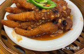 Sauce-Flavored Steamed Chicken Feet