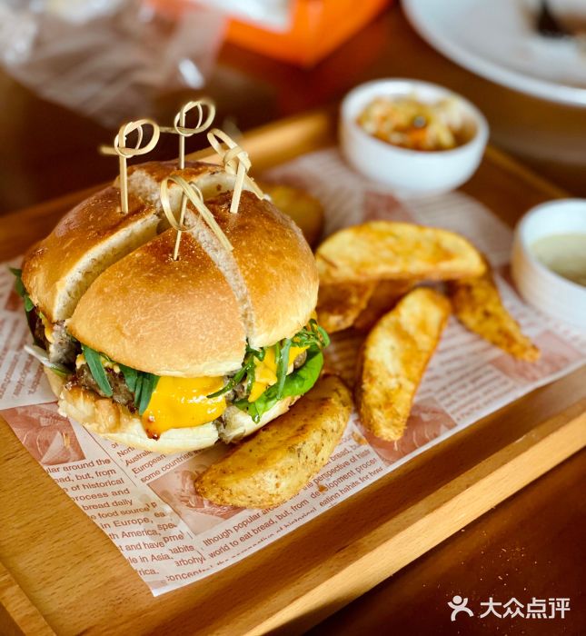 commune(十亩地店)黑松露菌菇牛肉汉堡图片