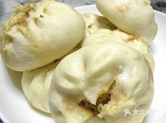 今天家里吃包子，馅儿是猪肉虾仁大葱和猪肉虾仁白菜两种