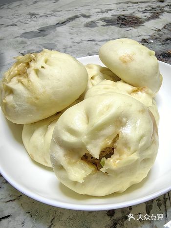 今天家里吃包子，馅儿是猪肉虾仁大葱和猪肉虾仁白菜两种