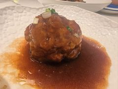 鸭蛋黄狮子头-梅飞酒家(名辉豪庭店)