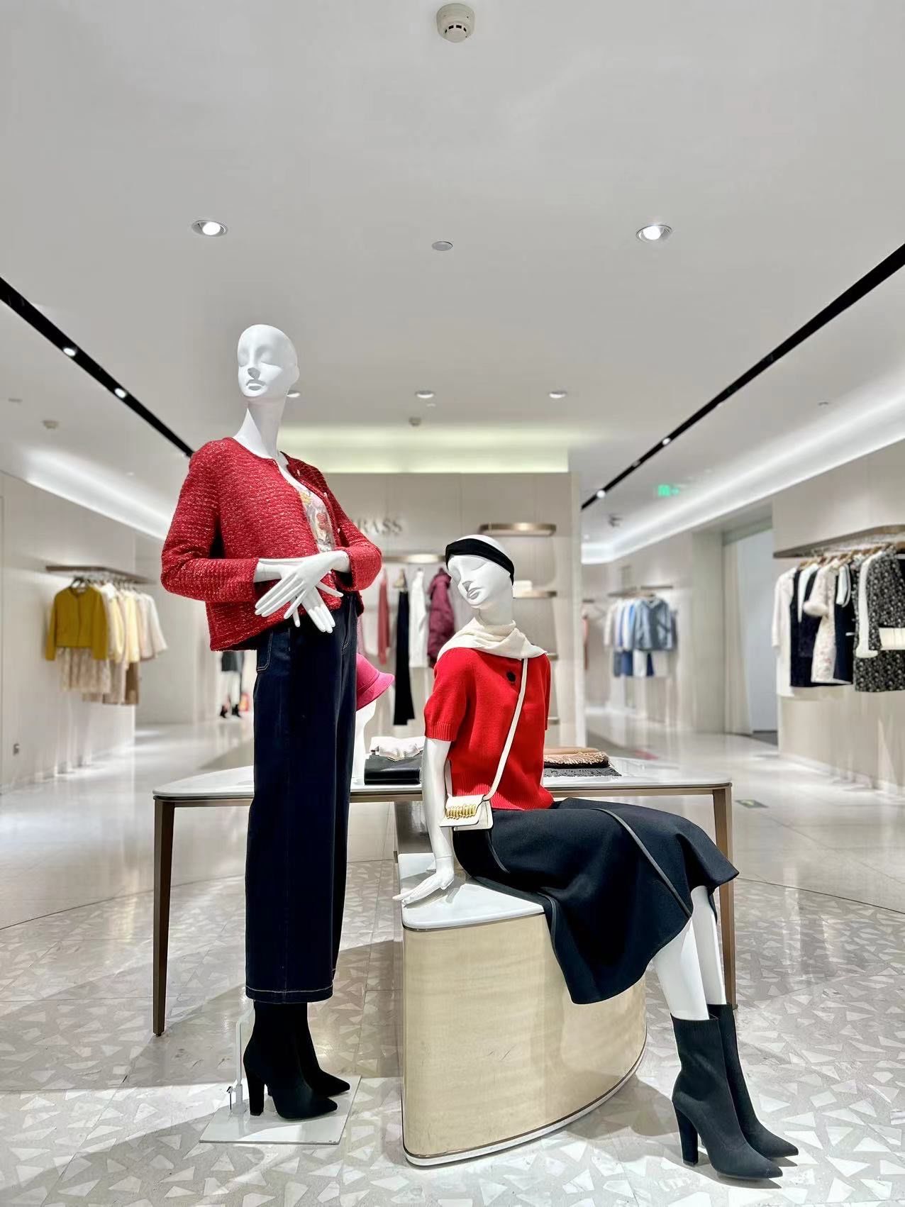 店员热情邀请我进店了解,介绍了品牌是工厂在南京.