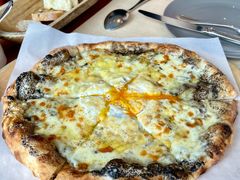 黑松露披萨，三种芝士和有机鸡蛋-Mercato莫卡多露台餐厅与酒吧(K11店)